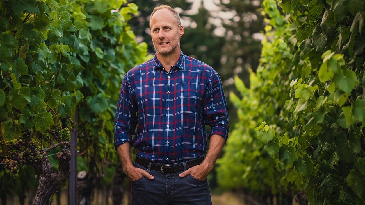 畑に立つトーマス・リヴァース・ブラウン